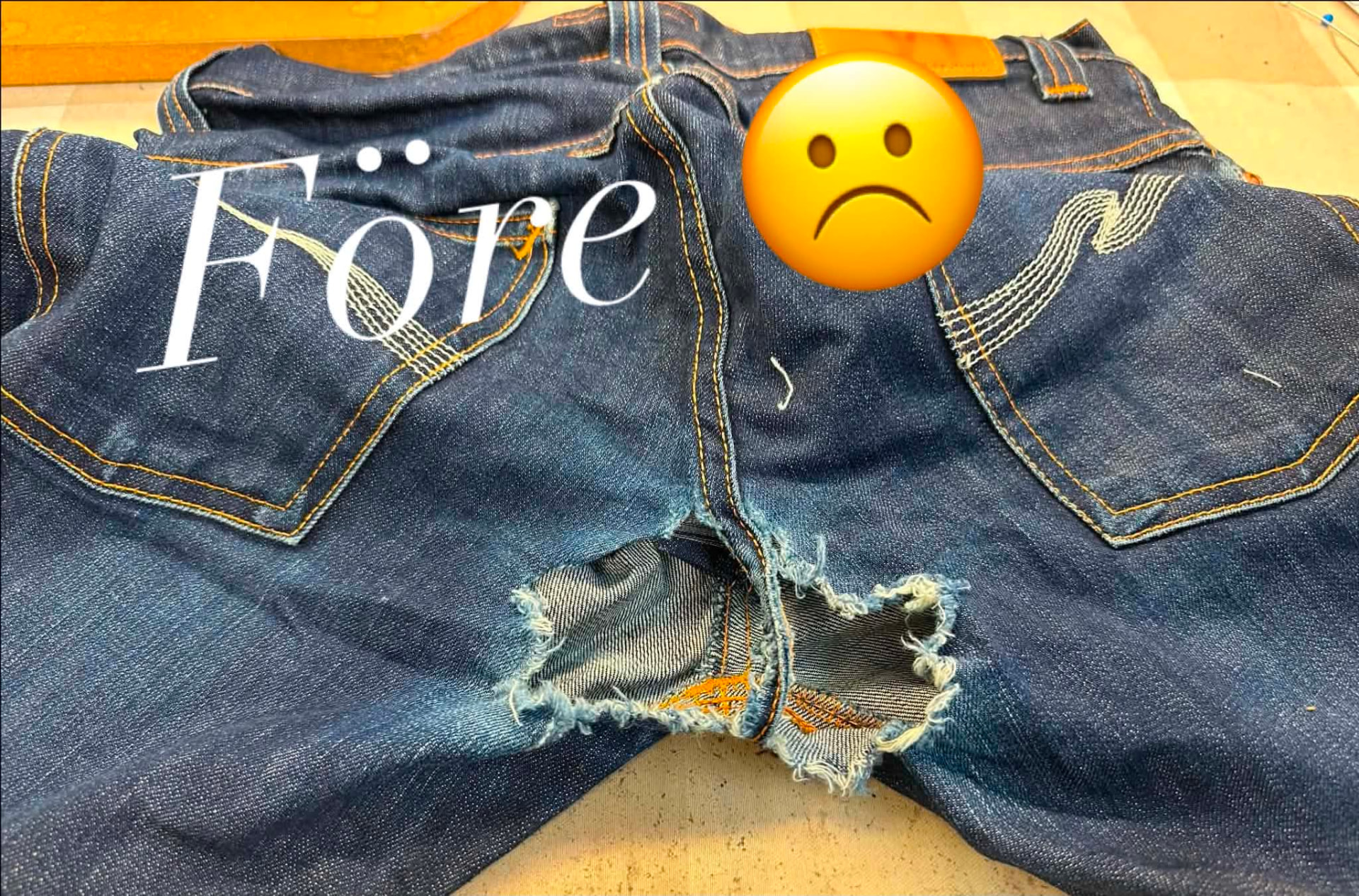 Nudie-jeans med stora hål i grenen före lagning