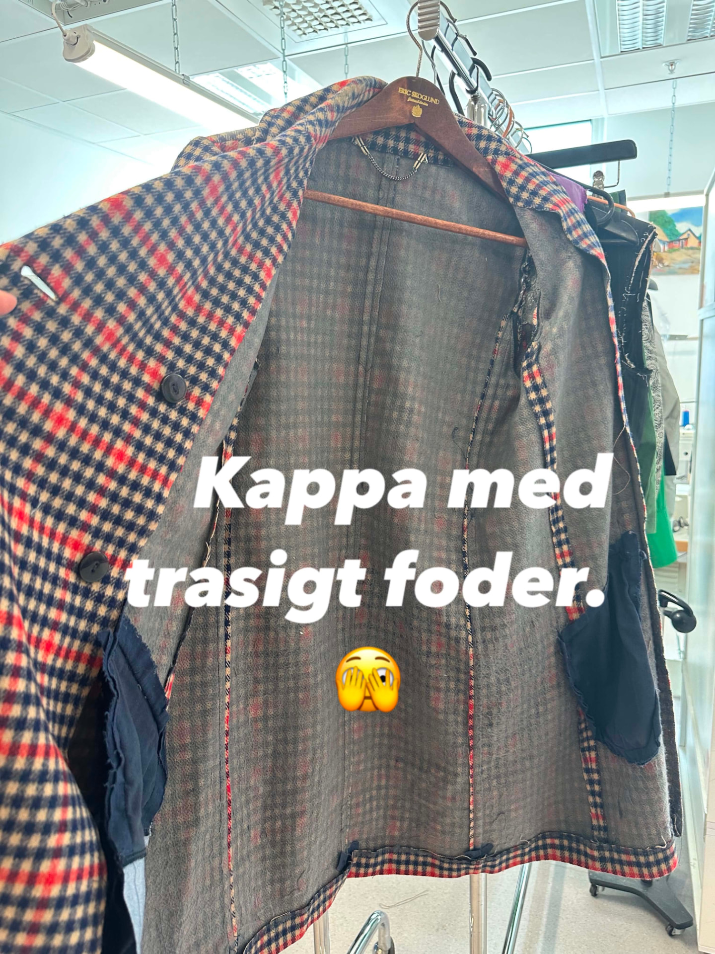 Rutig kappa med trasigt och slitet foder före lagning