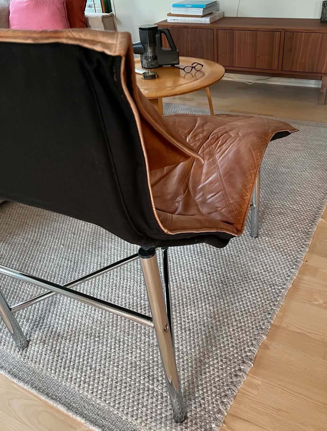 Detalj av sömmen mellan skinn och kanvas