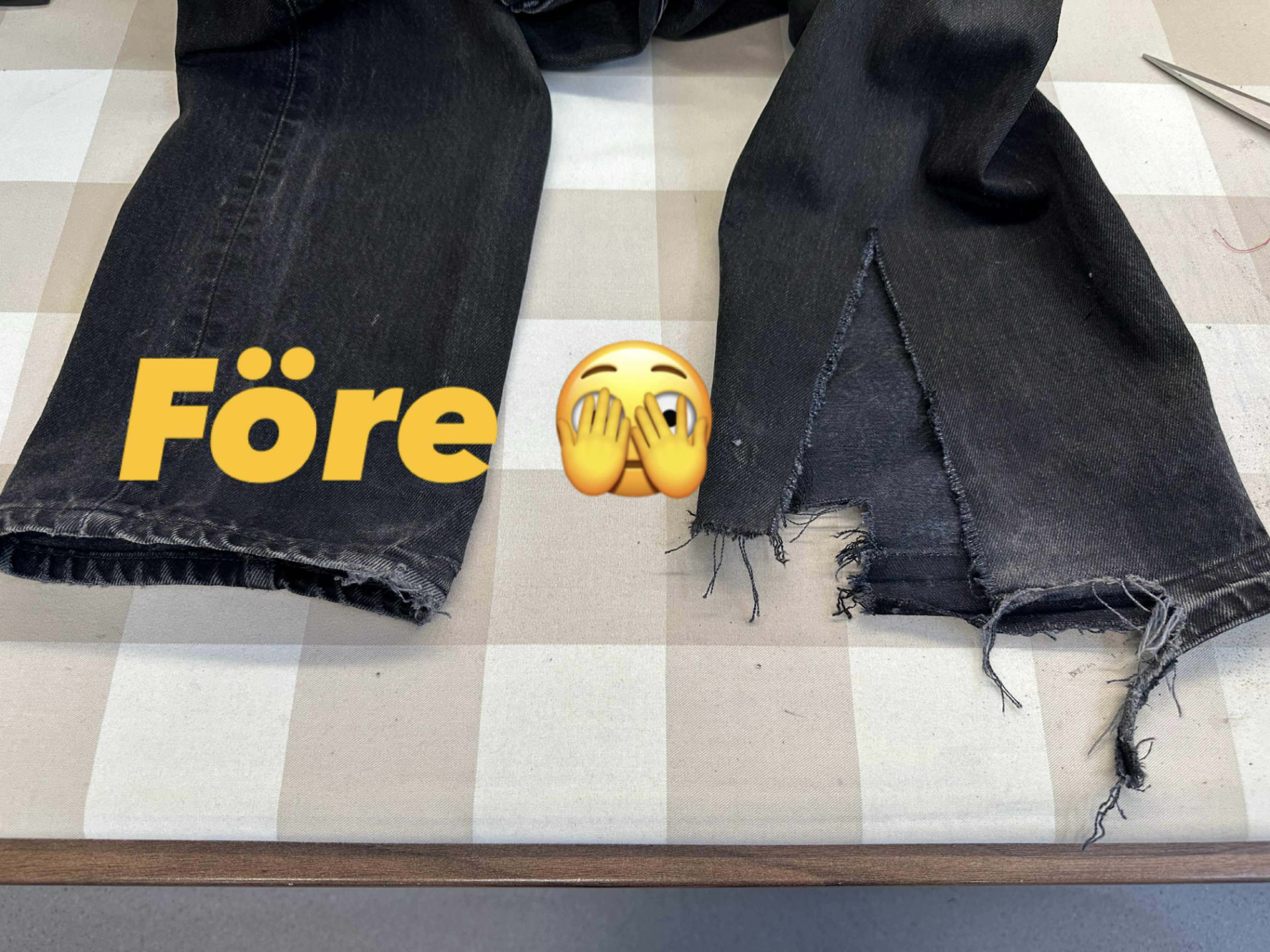Jeans med slitna och trasiga benslut före lagning