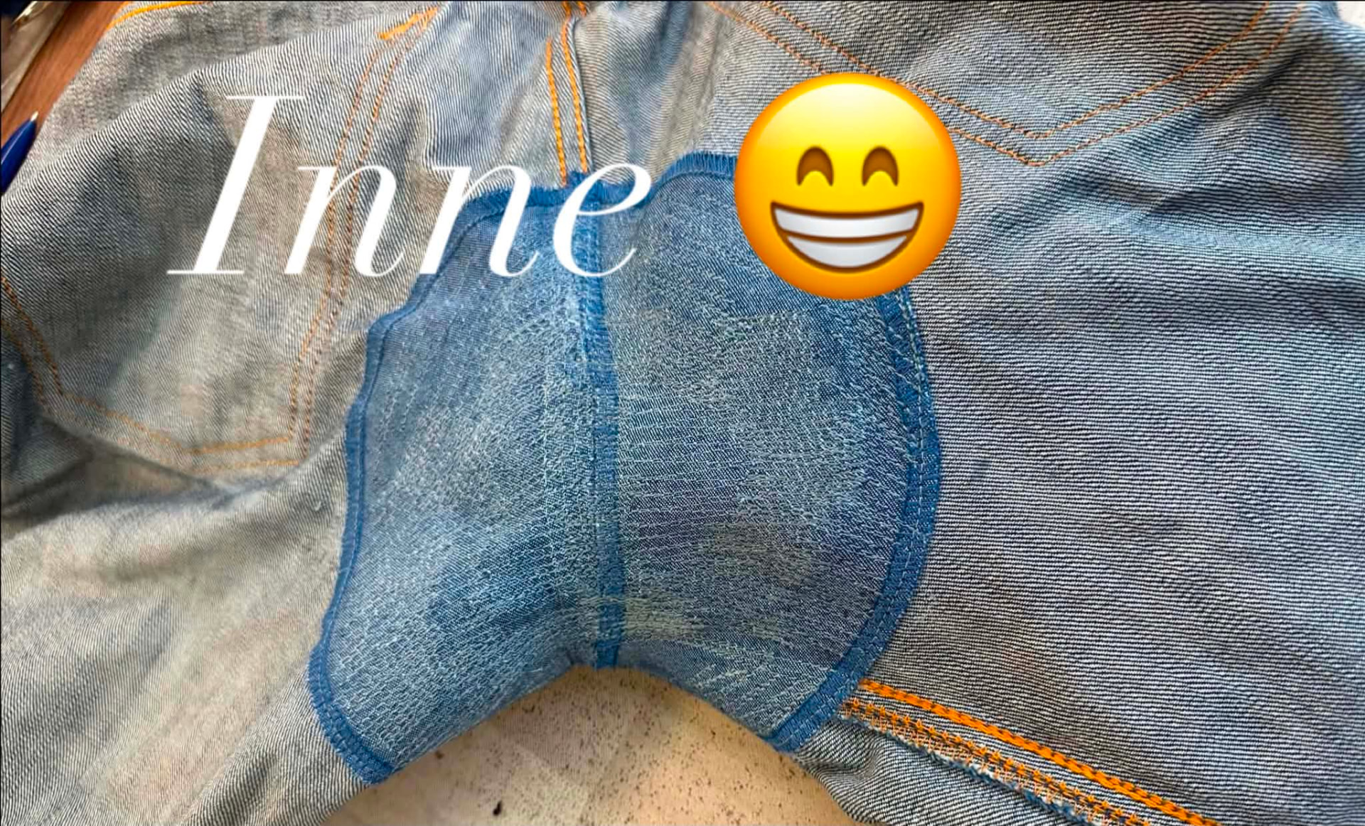 Insidan av jeansen med förstärkningslapp